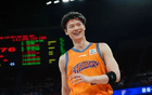 32岁王哲林CBA生涯总得分突破10000分，成为CBA历史第六位“万分先生”，上海队官博祝贺：大王，模子！